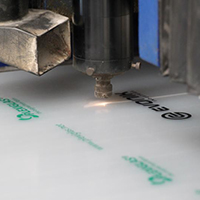 Il taglio laser non asporta materiale e rende i bordi delle superfici tagliate lisci
